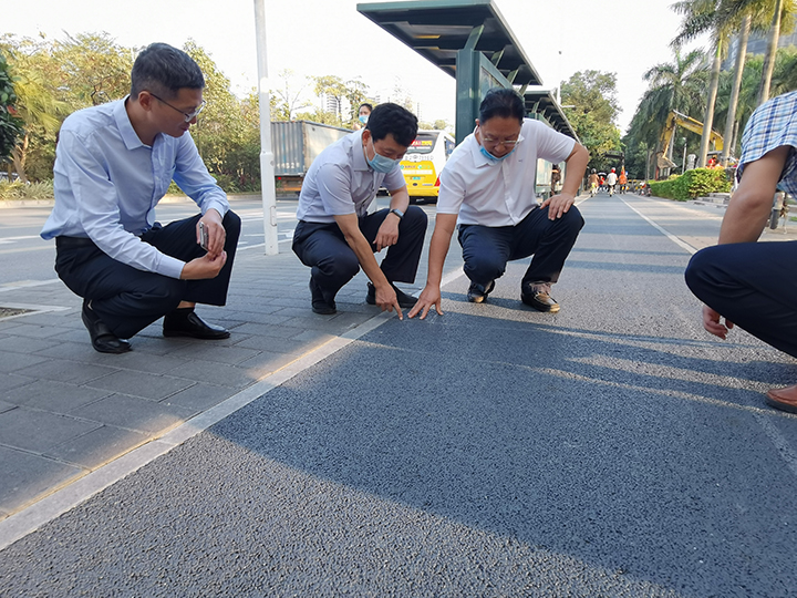 11.30行走檢查轄區(qū)周邊道路小修工程及設(shè)施管養(yǎng)情況-配圖.jpg