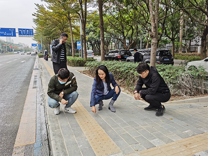 20201230深圳市交通運輸局龍崗管理局行走檢查紫薇人行天橋和清林路塌陷隱患點.jpg