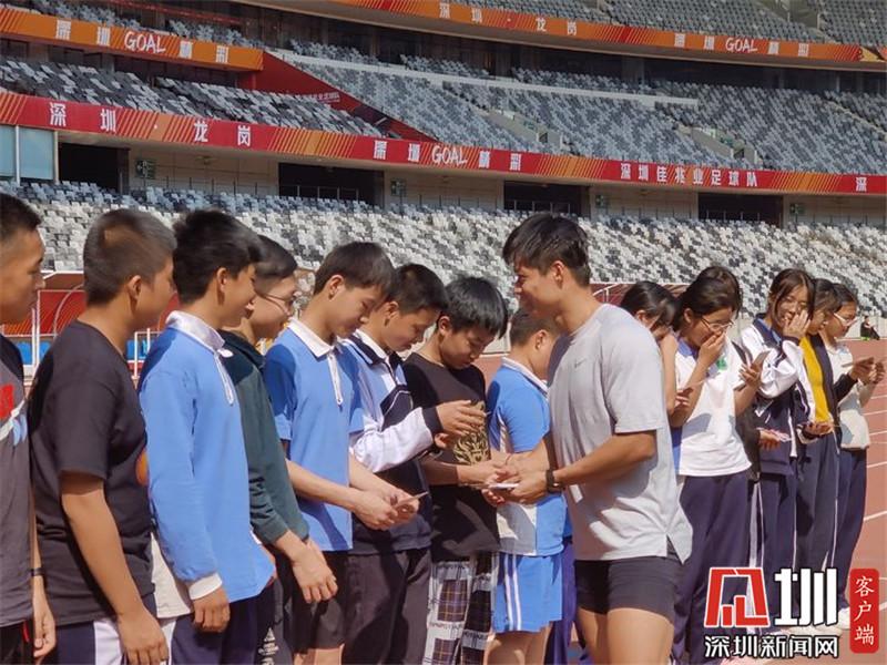 “亞洲飛人”、中國國家田徑短跑運動員蘇炳添為學(xué)生們頒發(fā)獎品.jpg