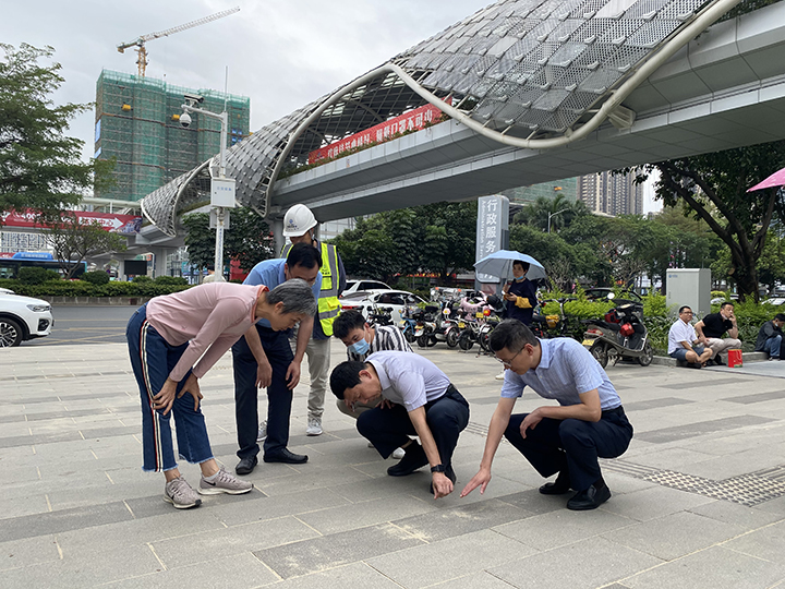 20210413深圳市交通運(yùn)輸局龍崗管理局行走檢查龍翔大道信訪大廳前人行道小修工程.jpg