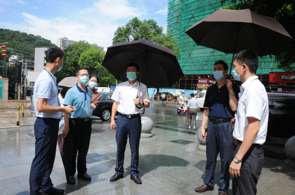 街道黨工委書記劉淵（右三）、街道黨工委委員、宣傳部部長(zhǎng)林慶祥（左二）深入社區(qū)指導(dǎo)“創(chuàng)文”工作。_編輯.jpg