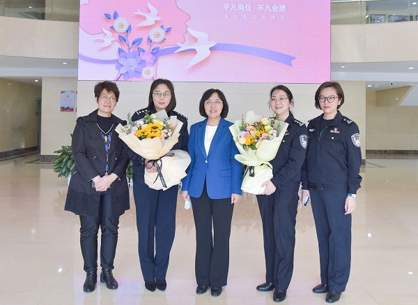 向女民警帶去節(jié)日的問候（左二為何貴蓮）.jpg