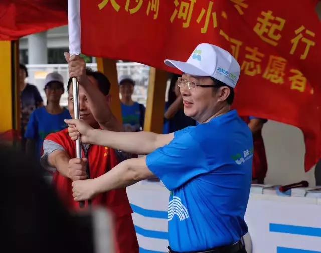 王強同志為南山區(qū)“河小二”護河志愿服務隊授旗