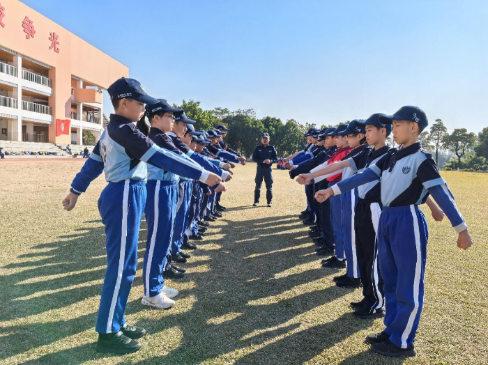 龍崗公安分局“政府開(kāi)放日”，百名中小學(xué)生走進(jìn)少年警營(yíng)